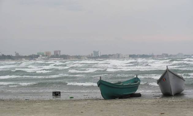 Furtună teribilă în Marea Neagră. Ce făcea un tânăr în valurile înalte de 7 metri. &quot;E inconştient!&quot;