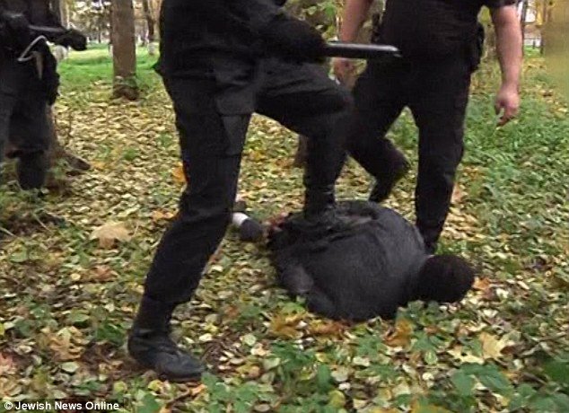 Criminalul din Moscova, prins şi bătut cu sălbăticie de mascaţii ruşi. Ministrul rus de interne i-a felicitat pe poliţişti pentru &quot;zelul&quot; de care au dat dovadă