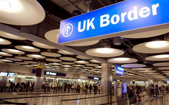 Imigranţii clandestini din Marea Britanie, poftiţi prin SMS să se întoarcă la ei acasă