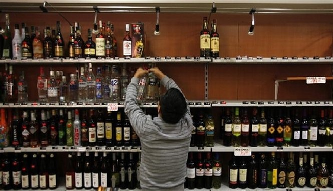 Cel puţin 39 de persoane au murit în India după ce au băut alcool contrafăcut