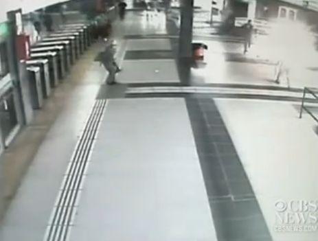 Haos la metrou, în Argentina. Imagini cu un tren de pasageri care a deraiat şi a lovit peronul