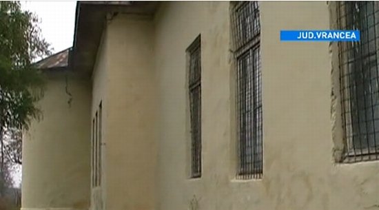 O şcoală din Vrancea stă să cadă peste elevi. Imobilul a trecut prin cele două războaie mondiale şi mai multe cutremure