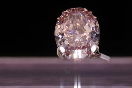 Cel mai valoros diamant roz cunoscut până în prezent a fost vândut cu 61,65 milioane de euro 