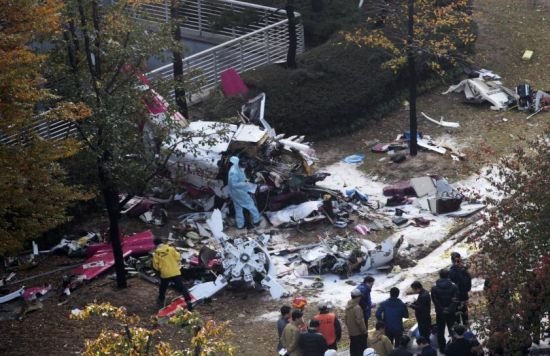 Imagini dramatice în Seul: un elicopter a intrat în plin într-un bloc rezidenţial. Cei doi piloţi au murit pe loc