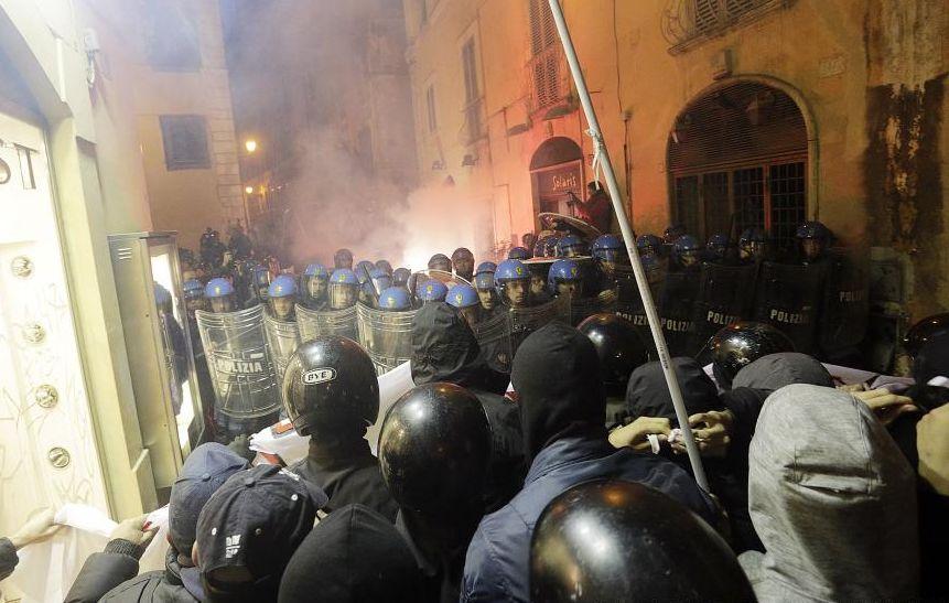 Confruntări violente între poliţie şi protestatari care se opun unui proiect feroviar, la Roma
