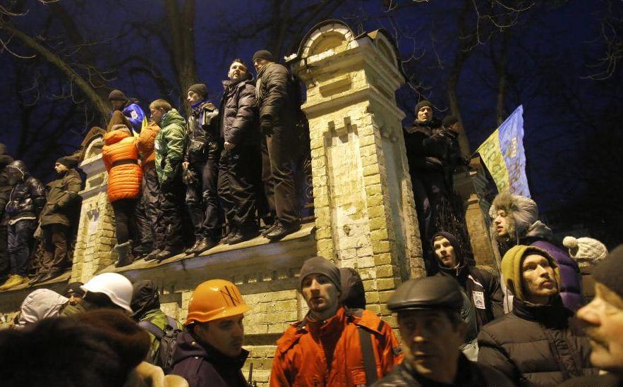 Ucraina, în pragul REVOLUŢIEI. Manifestanţi încearcă să blocheze din nou sediul Guvernului