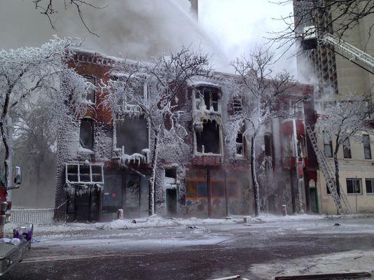 Explozie urmată de incendiu în Minneapolis. Pompierilor le-a îngheţat apa şi spuma folosite la intervenţie