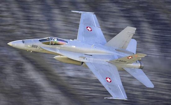 Un avion american de vânătoare de tip F-18 s-a prăbuşit în largul coastelor statului Virginia