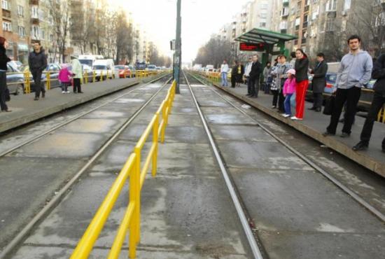 Un bărbat a fost târât doi metri de un tramvai în sectorul 5 al Capitalei, în faţa unui mall