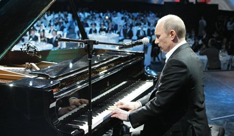 Vladimir Putin a cântat la pian pentru studenţii de la Universitatea de inginerie Fizică din Moscova. 