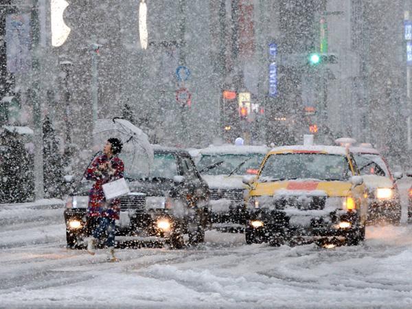 Ninsorile fac ravagii în Japonia. Mai mulţi oameni au murit, mii de case fără curent electric