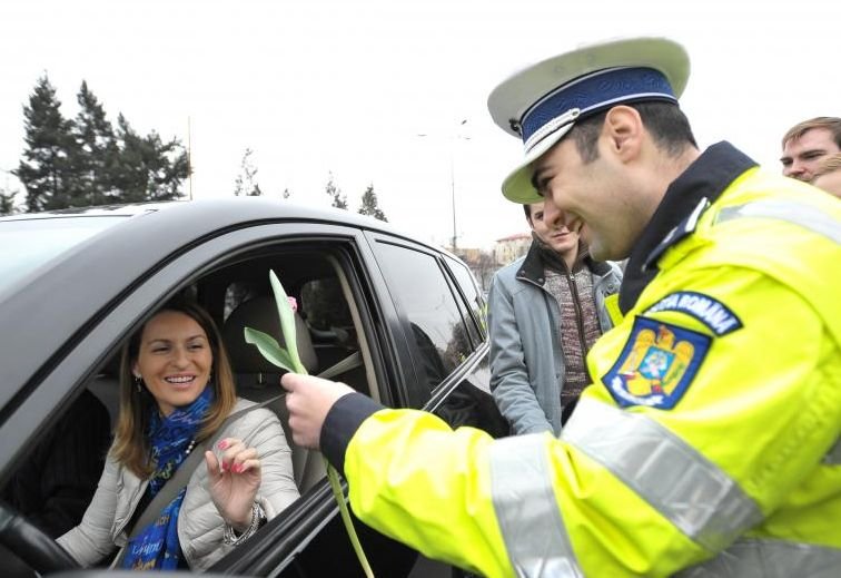 Poliţiştii au împărţit flori femeilor din toată ţara, cu ocazia zilei de 8 Martie