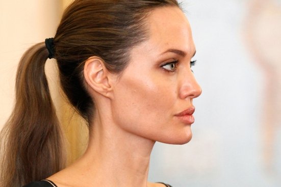 Angelina Jolie şochează din nou. Actriţa a anunţat că medicii îi vor extirpa şi ovarele