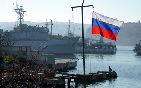 Steagul Rusiei a fost arborat la toate unităţile militare din Crimeea, anunţă Moscova