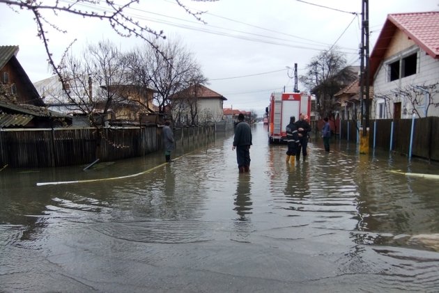 CODUL ROŞU de inundaţii a fost PRELUNGIT. Pericol mare în Teleorman. BILANŢUL, prezentat de Oprea: Doi morţi şi trei dispăruţi