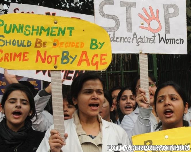 India. Două adolescente au fost violate în grup şi apoi spânzurate de un copac