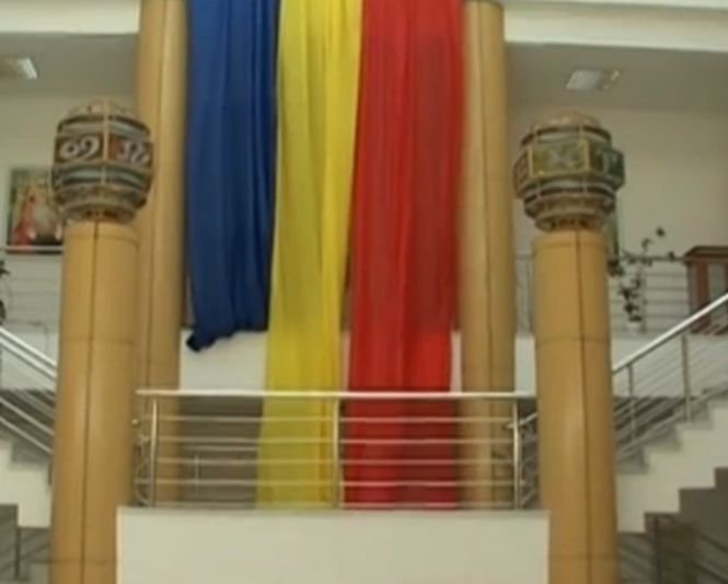 Cel mai mare drapel din lume, la Biblioteca Judeţeană din Râmnicu Vâlcea