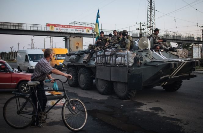 Ucrainenii trăiesc cu groaza zilei de mâine. Pe lângă bombardamente, oamenii se confruntă cu un val de jafuri