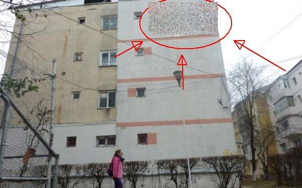 Ce a făcut un român, după ce şi-a izolat apartamentul. Toţi trecătorii îşi fac cruce în faţa blocului, acum. Preoţii condamnă gestul bărbatului 