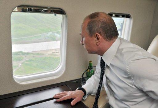 russian-president-vladimir-putin-watches-military-exercises-from-a-plane-near-the-eastern-siberian-city-of-chita-on-july-17-2013-1157321-e8zjdbe.jpg