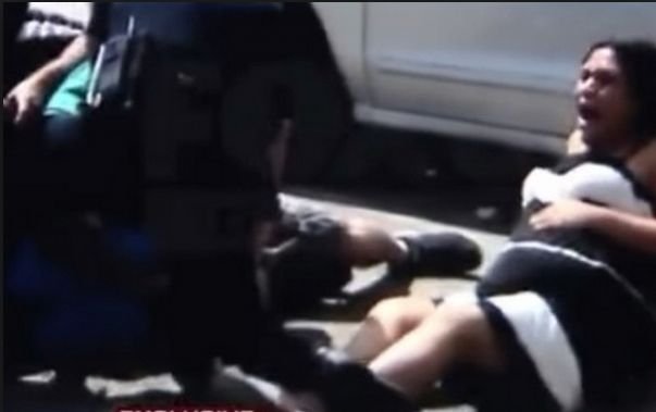 Poliţiştii lovesc cu BESTIALITATE o femeie ÎNSĂRCINATĂ. Imaginile care NU trebuiau să apară, salvate de ASTA