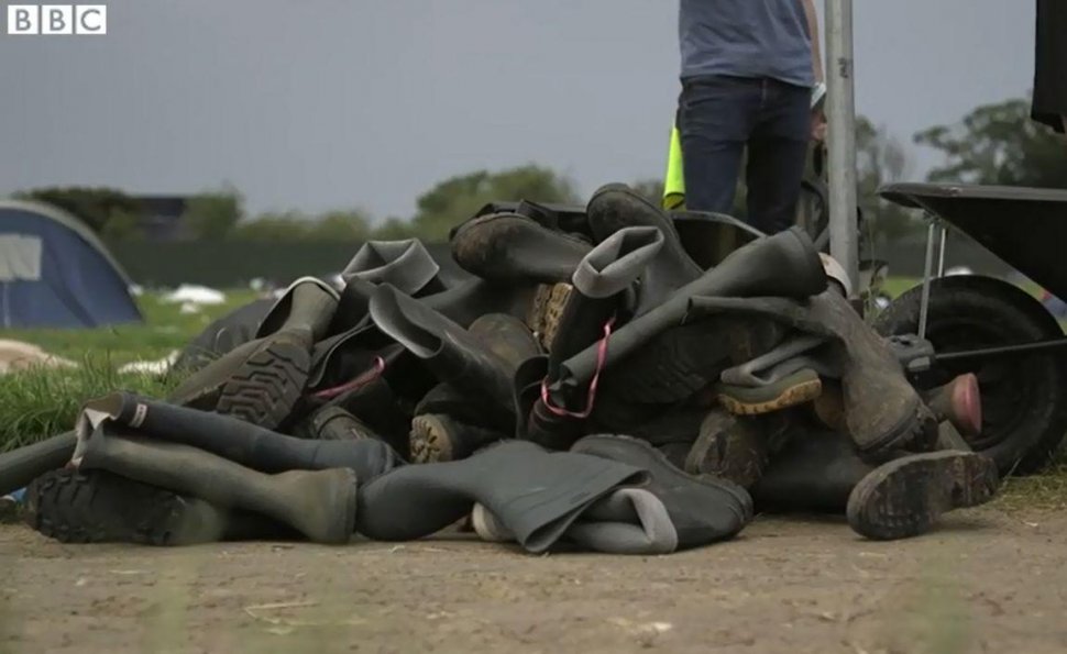 Cum au ajuns mii de perechi de cizme de cauciuc purtate să fie donate românilor 