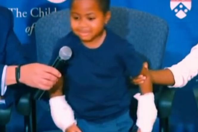 Povestea impresionantă a băieţelului care a suferit un dublu transplant de mâini VIDEO