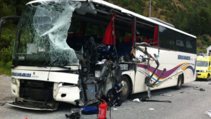 Un autocar plin cu navetişti implicat într-un accident, lângă Timişoara
