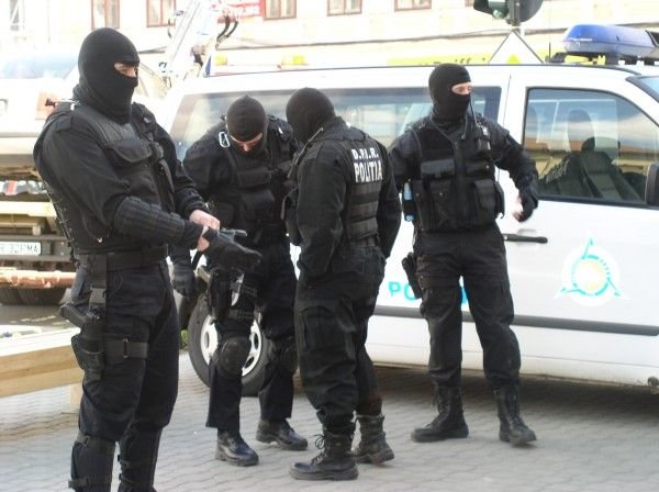 Descinderi fără precedent în România. Acţiunea poliţiştilor cuprinde 12 judeţe şi Bucureştiul