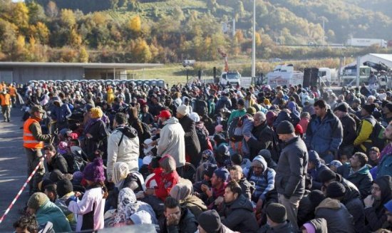 Oameni disperaţi, înfometaţi şi epuizaţi. Peste o mie de migranţi sunt blocaţi la frontiera dintre Grecia şi Macedonia 
