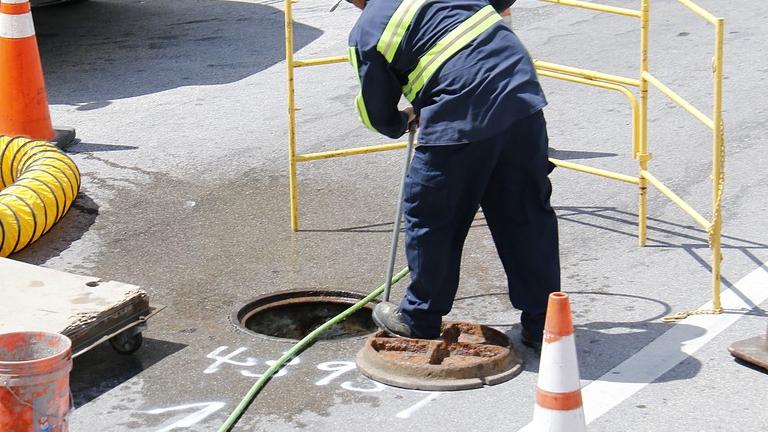 Stradă aflată în lucru, semnalizată cu sticle de apă și bere