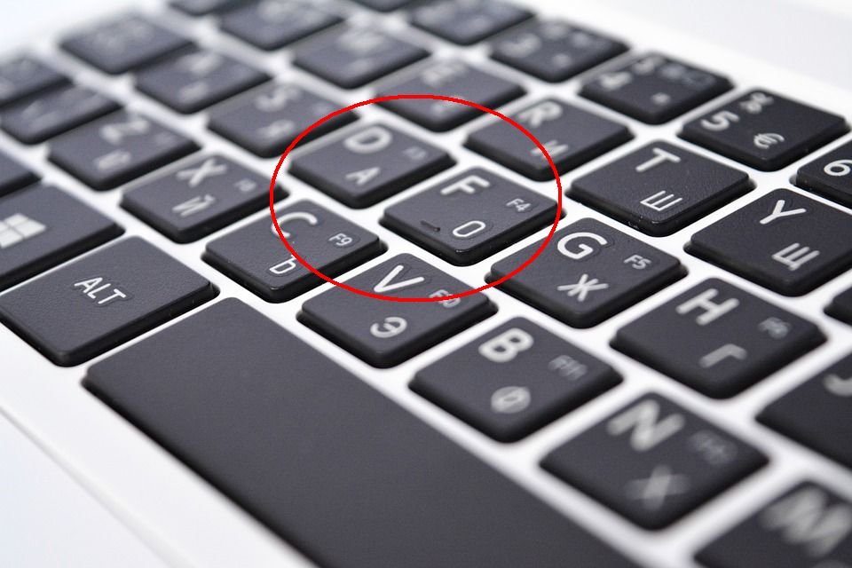 Ai observat denivelările de pe literele &quot;F&quot; și &quot;J&quot; de la tastatura ta? Uite la ce folosesc de fapt!