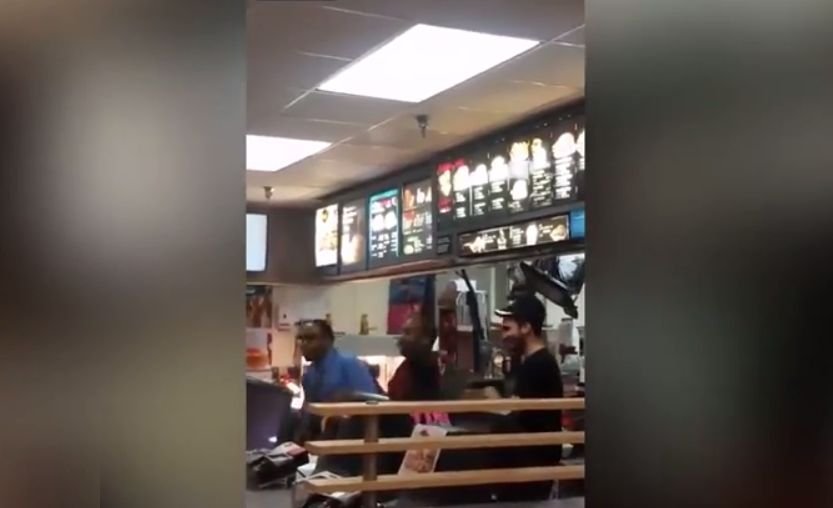 Incident șocant la McDonald's. Clienții și-a scos telefoanele mobile să filmeze atacul