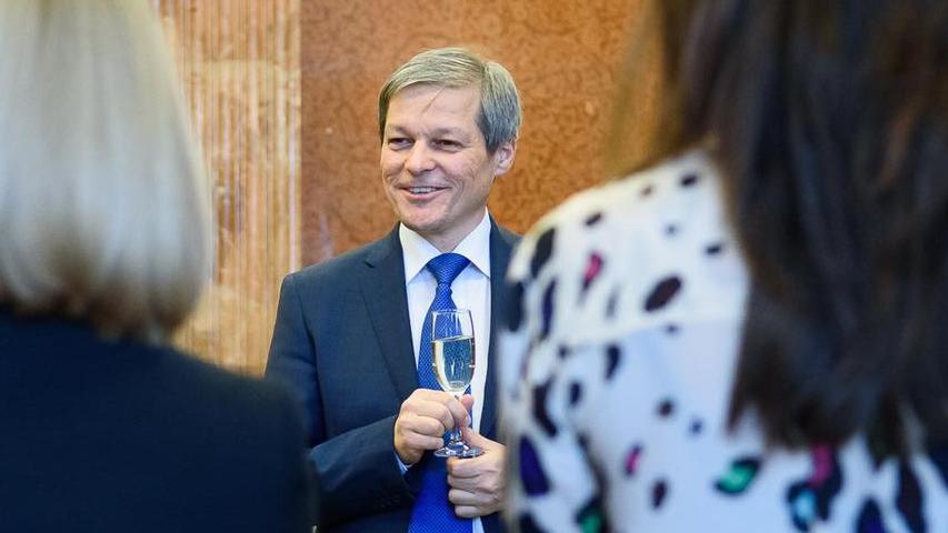 Dacian Cioloș face recomandări de vacanță pe Facebook. Unde a fost premierul în weekend