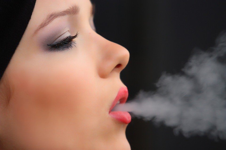 Ce pastile ar trebui să evite fumătoarele care au peste 35 de ani