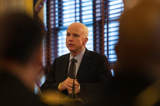 Senatorul american John McCain, spitalizat pentru efectele secundare ale tratamentului împotriva cancerului 