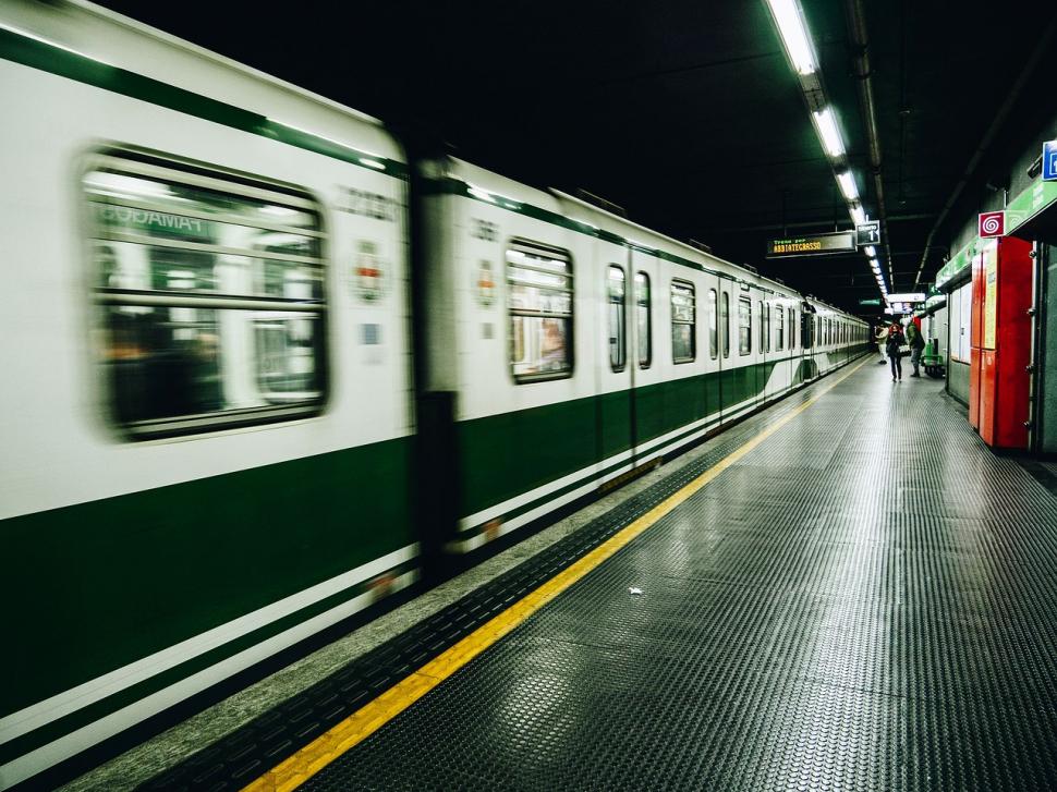 O mamă și copilul ei au căzut pe șinele de la metrou, cu puțin timp înaintea sosirii trenului