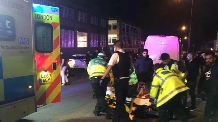 Panică în Londra. O mașină a intrat în pietoni, în fața unei moschei: mai multe victime
