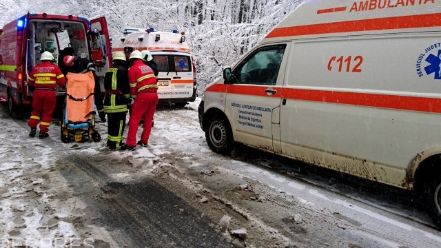 Accident grav în Orşova: Doi morţi şi doi răniţi, din cauza unei depăşiri neregulamentare