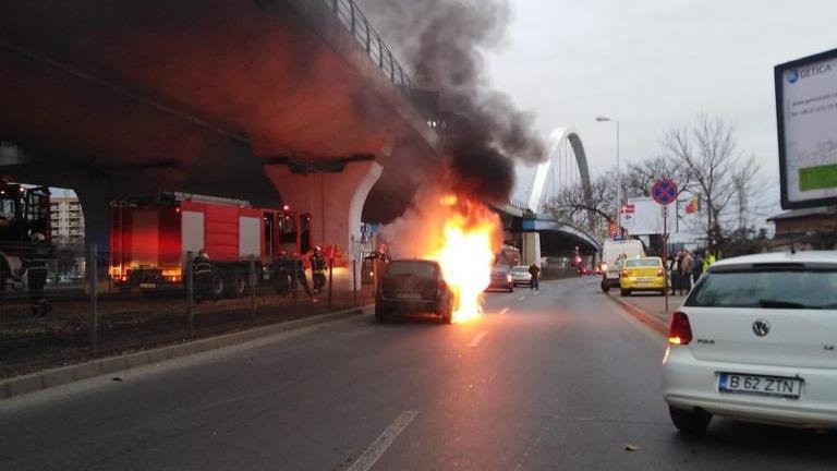 Incident grav în Capitală. O mașină a luat foc în mers. Toată scena a fost surprinsă - FOTO