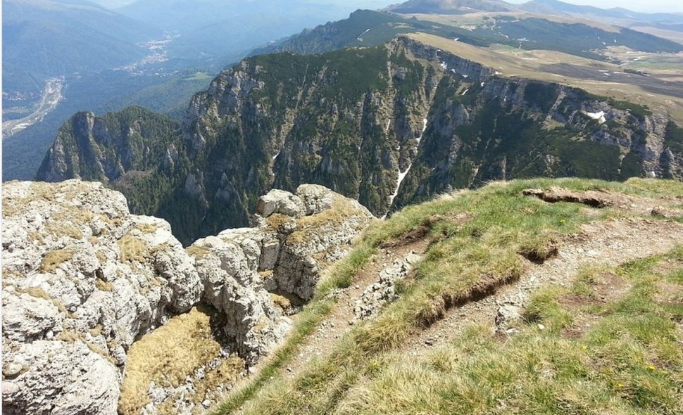 Mai mulți turiști au căzut cu mașina într-un șanț, în Munții Bucegi  