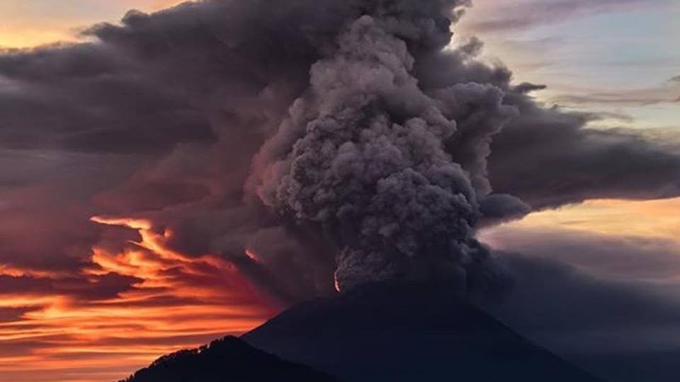 Vulcanul Agung, din Bali, a erupt. Imagini spectaculoase de pe insula indoneziană