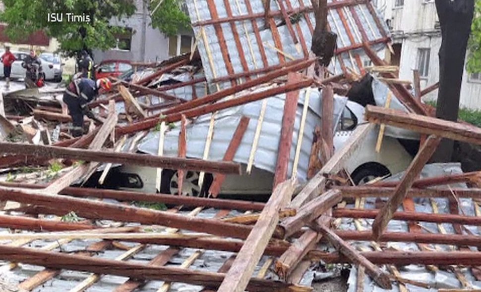Dezastru după o ploaie cu grindină în Timișoara. Furtuna a distrus acoperișuri și a doborât copaci