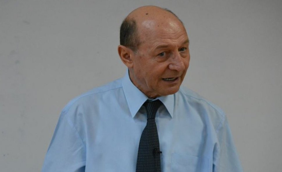 Europa Liberă: Traian Băsescu ar fi recunoscut că scrisul din notele informative date Securităţii îi aparţine