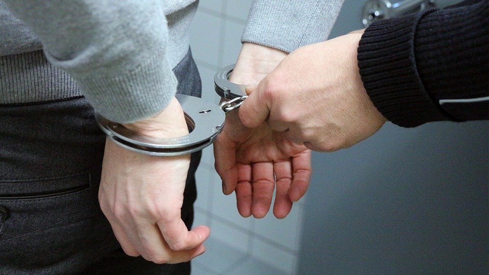Un bărbat de 52 de ani din Vâlcea reținut pentru molestarea unei fetițe de 6 ani 