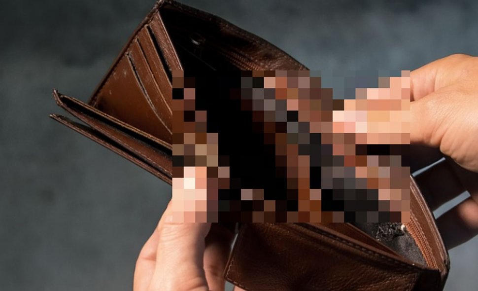 O femeie din Neamț a găsit un portofel pe o bancă. După ce l-a deschis a anunțat imediat poliția