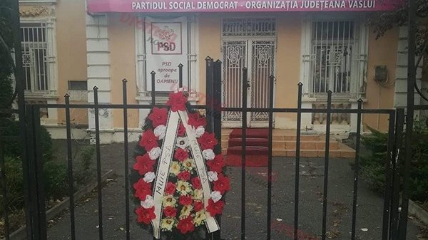 PSD, umilit la Vaslui după căderea guvernului. O coroană de flori a fost agățată de gardul organizației județene a PSD
