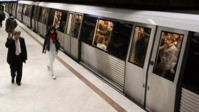 Incident șocant la metrou. Un călător a ajuns la spital după ce a fost lovit în cap de o bucată de tavan