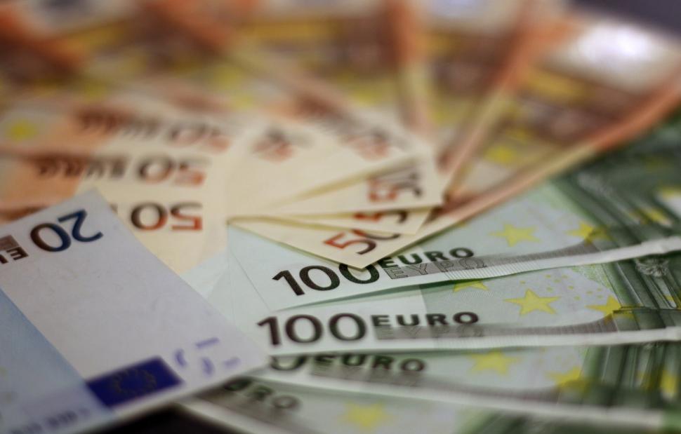 Reuters:Analiștii financiari anunță că euro va depăși 5 lei în 2020