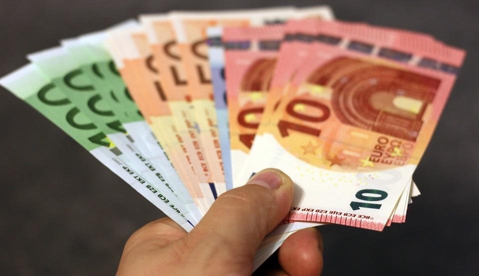 Un nou maxim istoric pentru EURO: Moneda europeană a ajuns să coste 4.8242 de lei